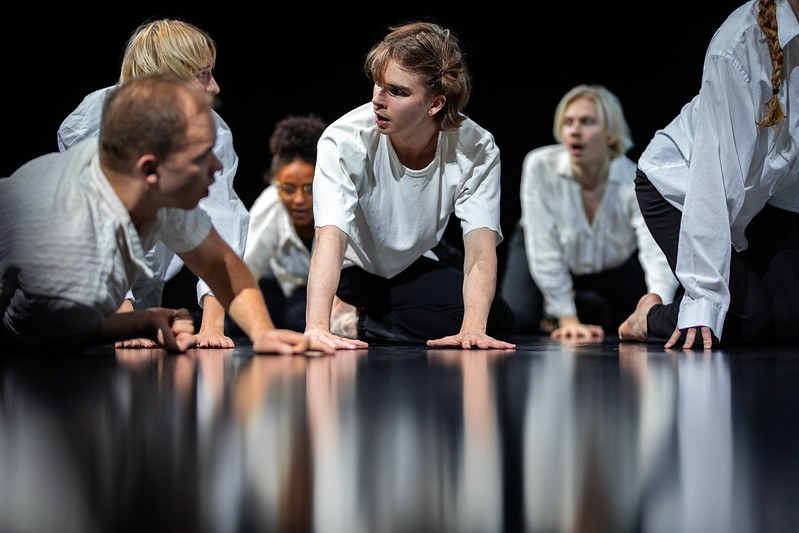 Nätyn Monttu auki -illan esityskuva, jossa on vuonna 2024 syksyllä aloittaneita opiskelijoita  Teatterimontun lattialla