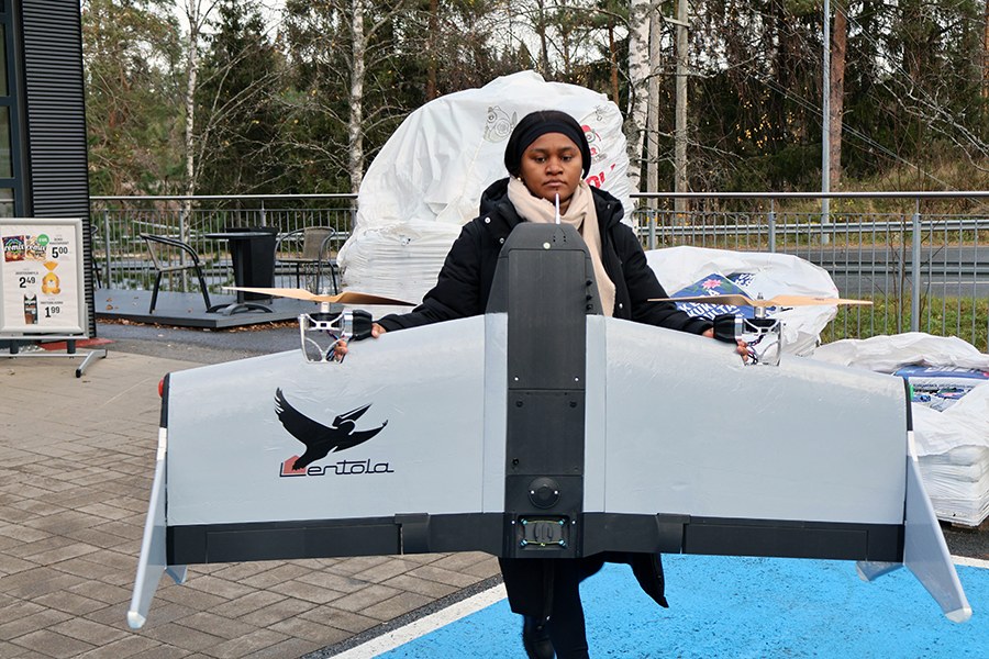 Nuori nainen kantaa droonia.