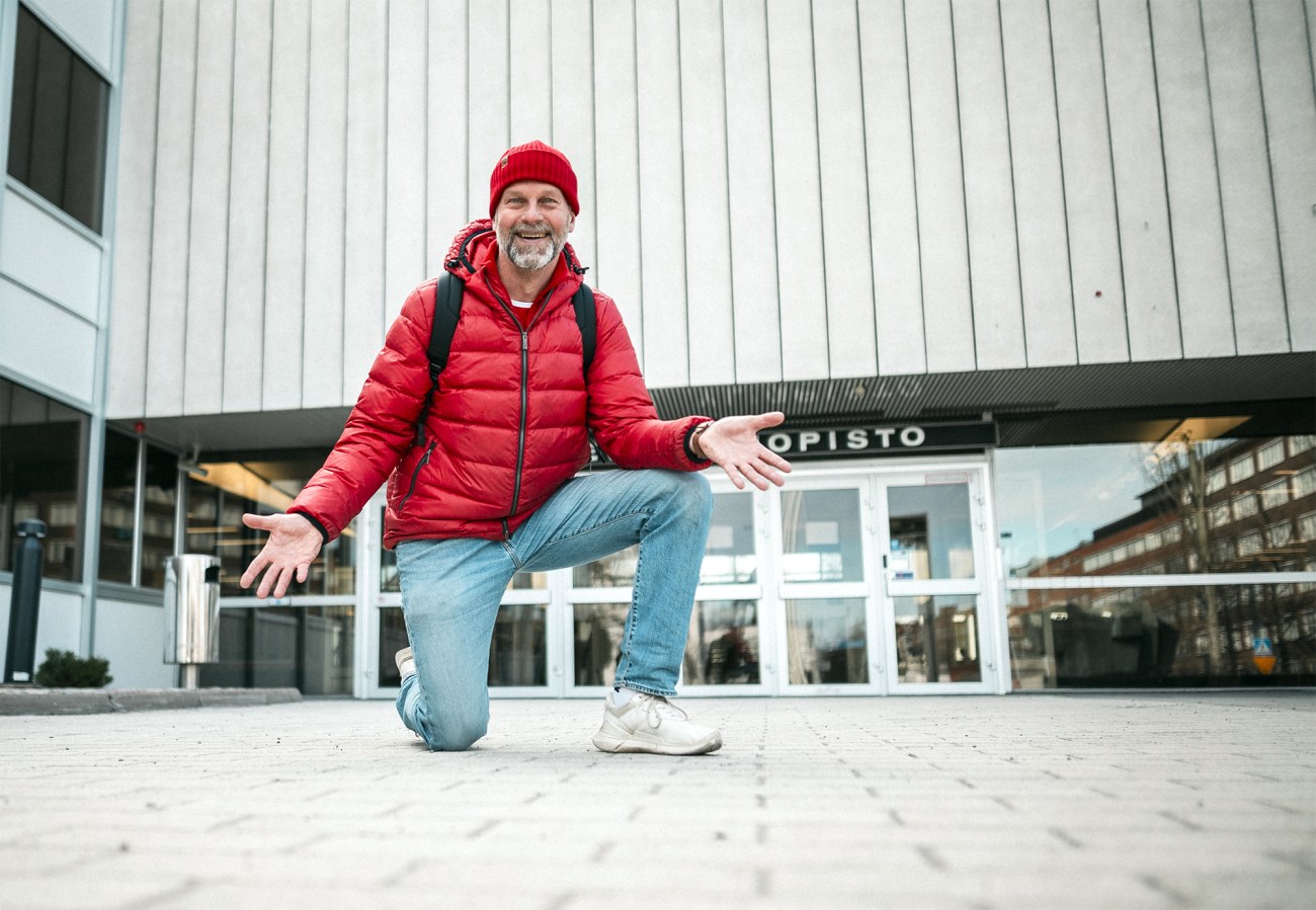 Pasi Toivonen Tampereen yliopiston etupihan kivetyksellä – paikassa, jonka hän itse laatoitti 1990-luvulla ennen valmistumistaan. 