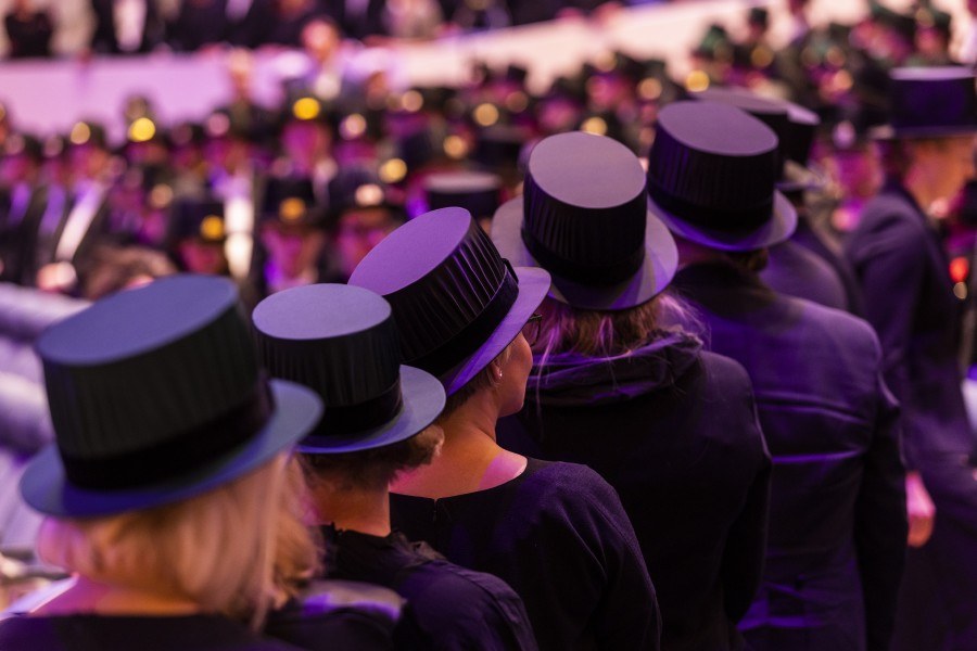 Vuoden 2022 tohtoripromootion promovoitavia tohtorinhatut päässään