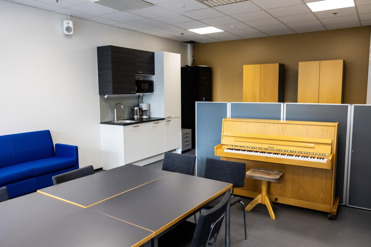 PUTUKE analyzing room with a table, sofa, piano and kitchen