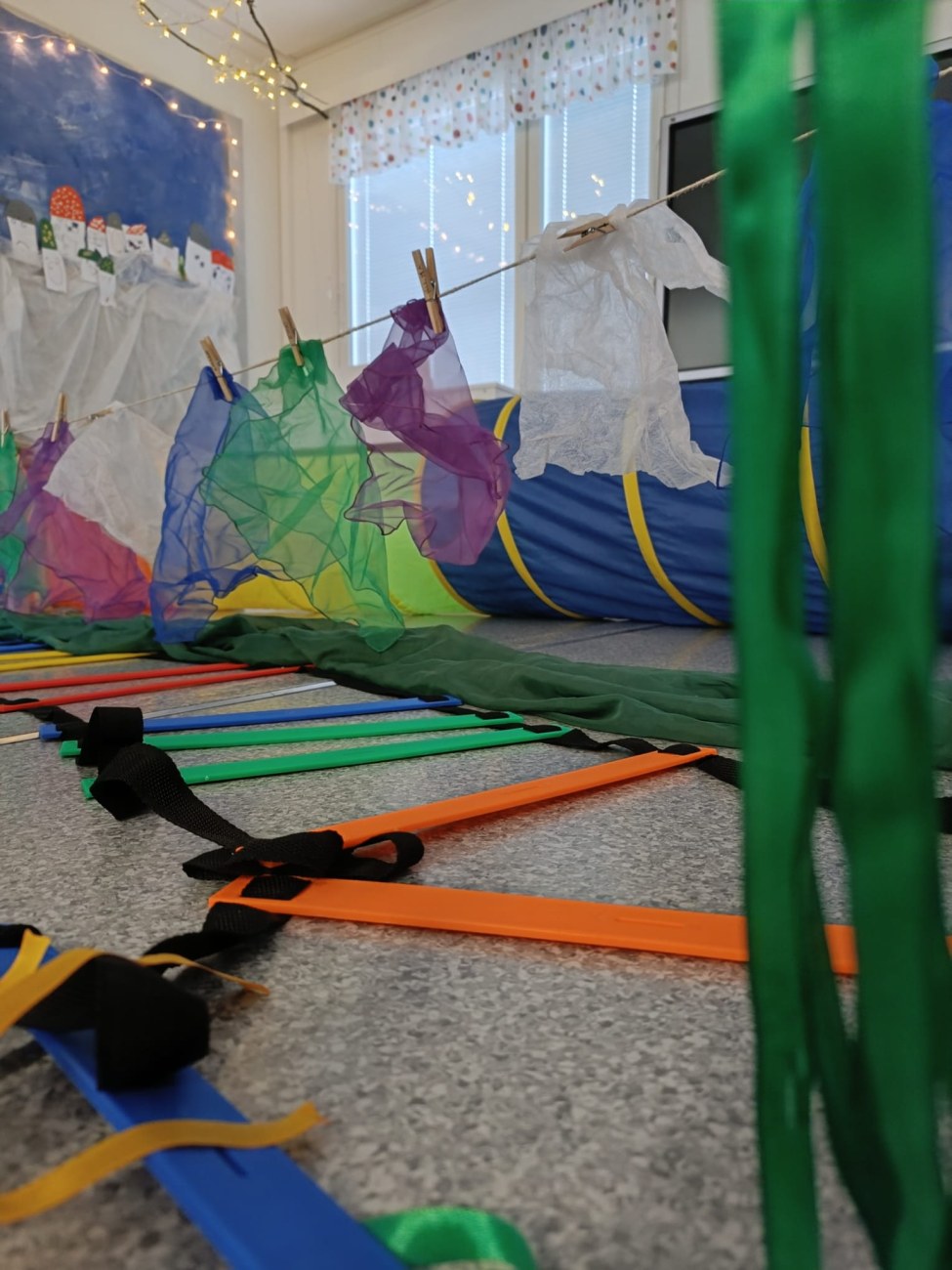 A daycare space where fabrics and sports equipment have been used to create a 3D-installation of the human gut.