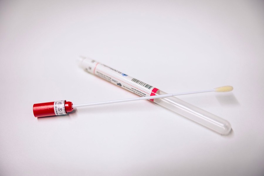 Puikko, jolla omanäyte otetaan ja putkilo, johon puikko suljetaan.