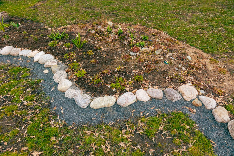 Kuvassa nyrkinkokoisten kivien avulla rajattu istutusalue.