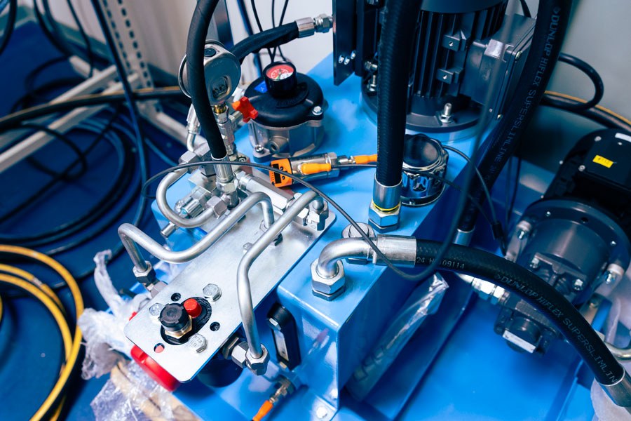 the hydraulic system of the oil spray test rig, which includes pumps, reservoir, filters and a temperature control unit.