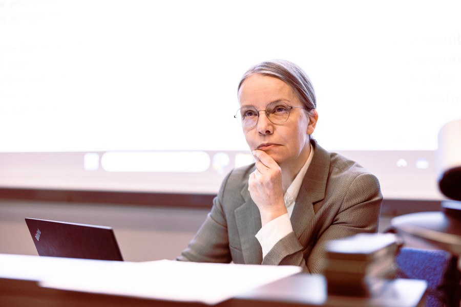 Hanna Ojanen thinks in front of the class.