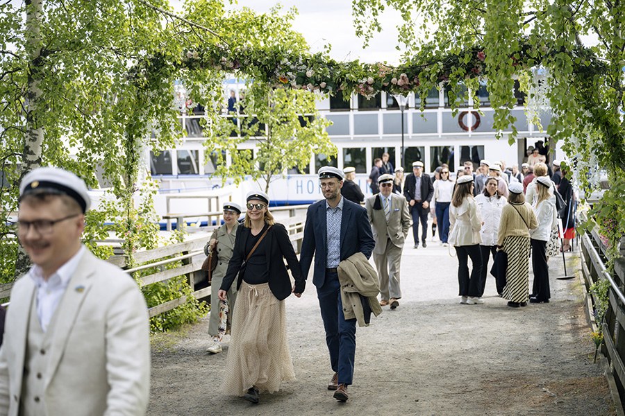 Huviretkelle osallistuvia saapumassa laivasta Viikinsaareen