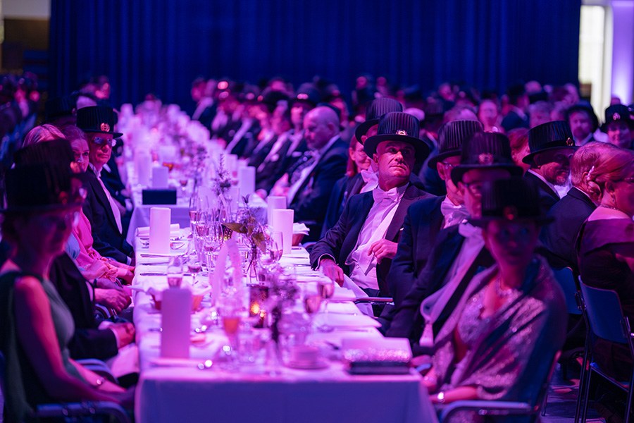 Juhlaväkeä istuu illallispöydässä