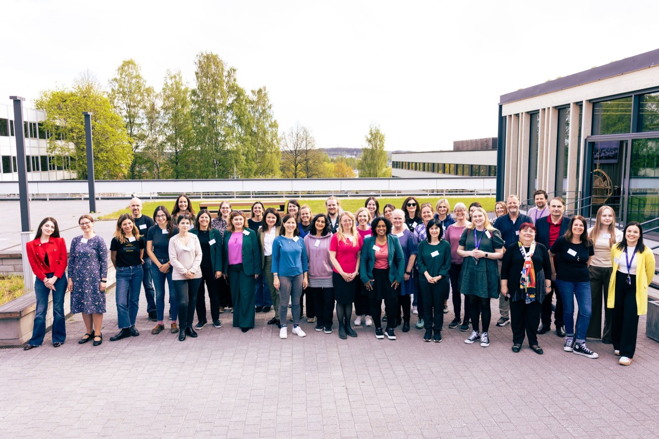 37 henkilöä seisoo ryhmäkuvassa ulkona