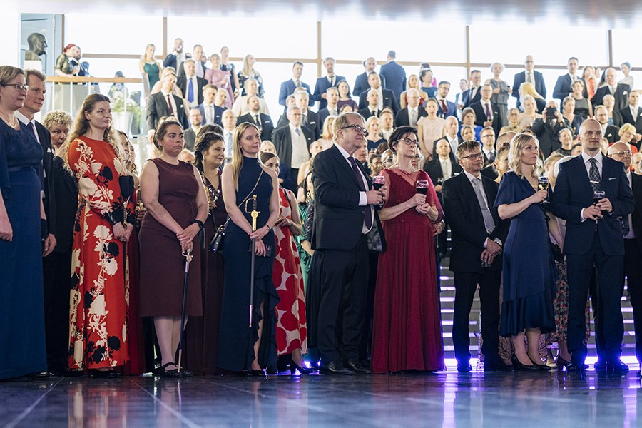 Valmistelujuhlaan osallistuneita kuuntelemassa puhetta