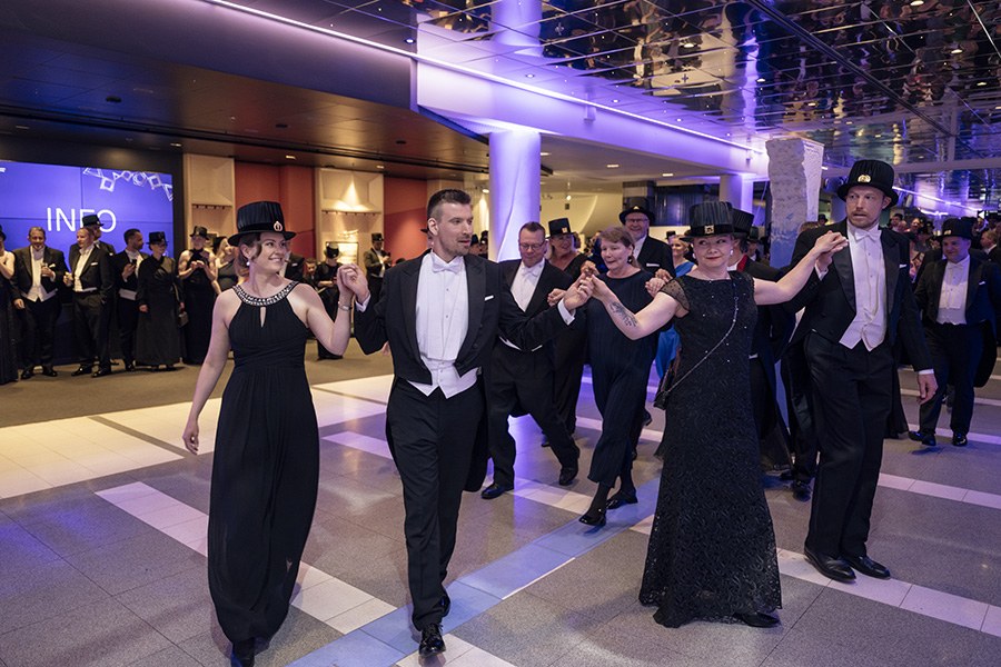 Tohtorit tanssivat vanhoja tansseja