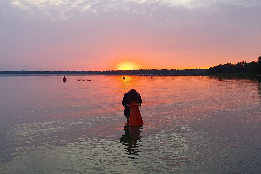 Vedenlaadun tarkkailua auringonlaskussa.