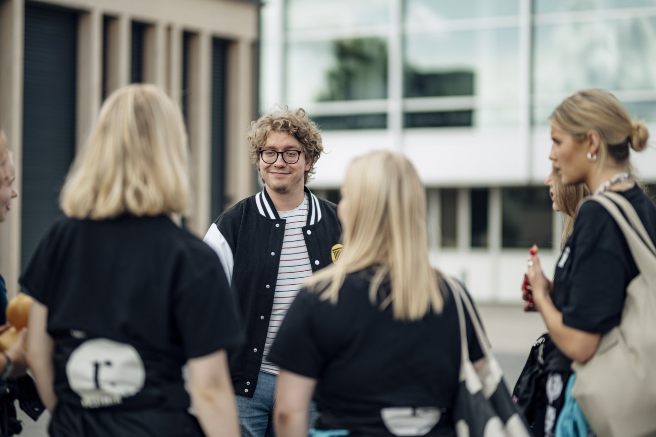 Teemu Juutilainen katsoo kolmea opiskelijatuutoria.