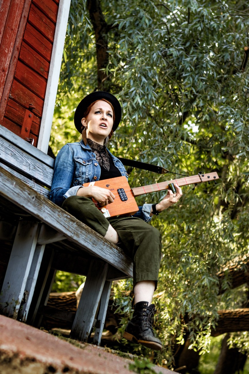 Kaisa saarikorpi soittaa kitaraa.