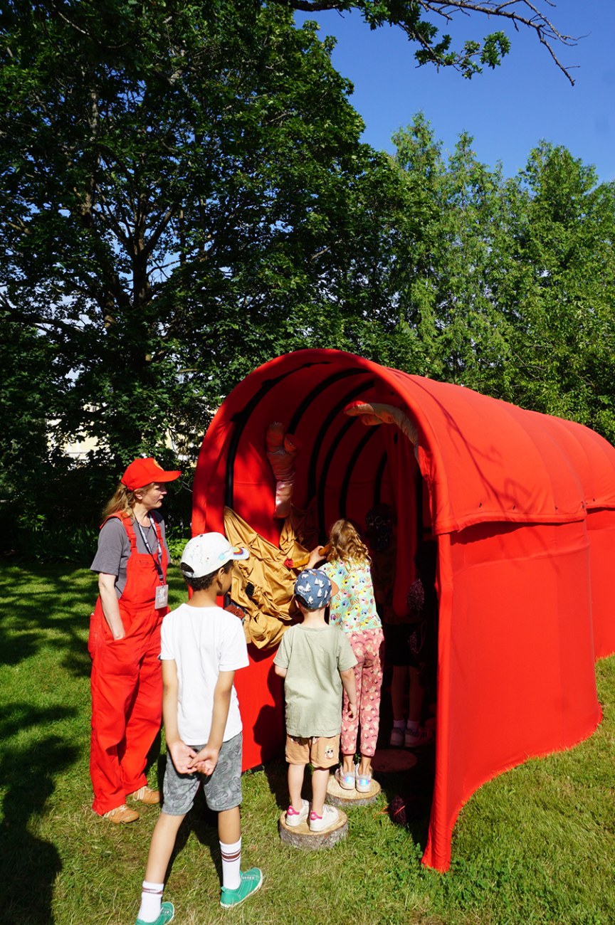 Children go inside a work of art that depicts the gut.