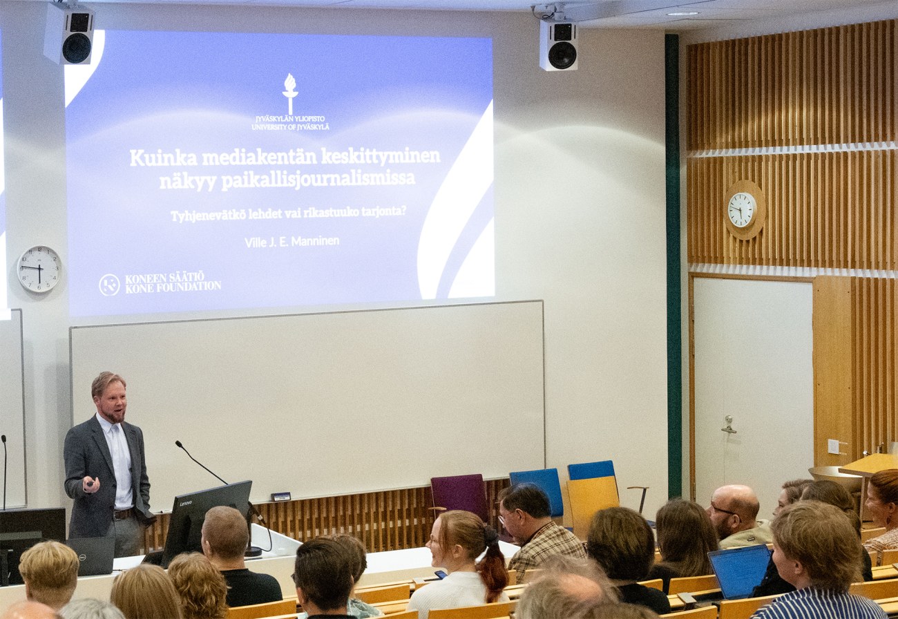 Ville Manninen luennoi.