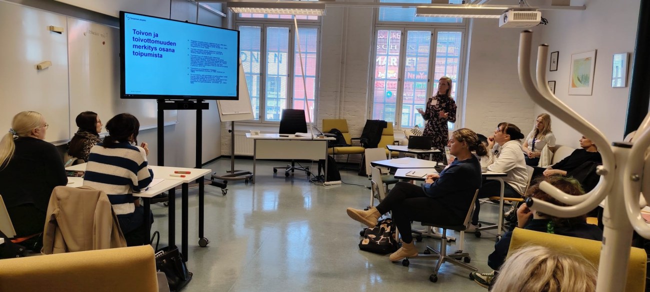 Opiskelijat luennolla