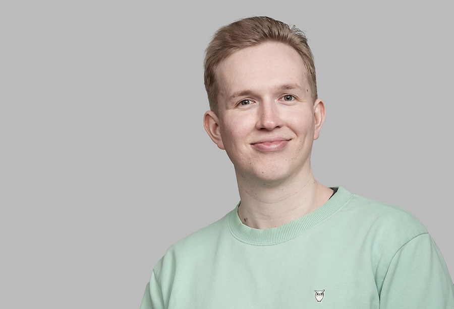 Nuori mies hymyilee. 