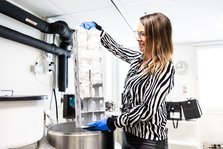 Tissue coordinator Anna Kivimäki handles deep frozen grafts.