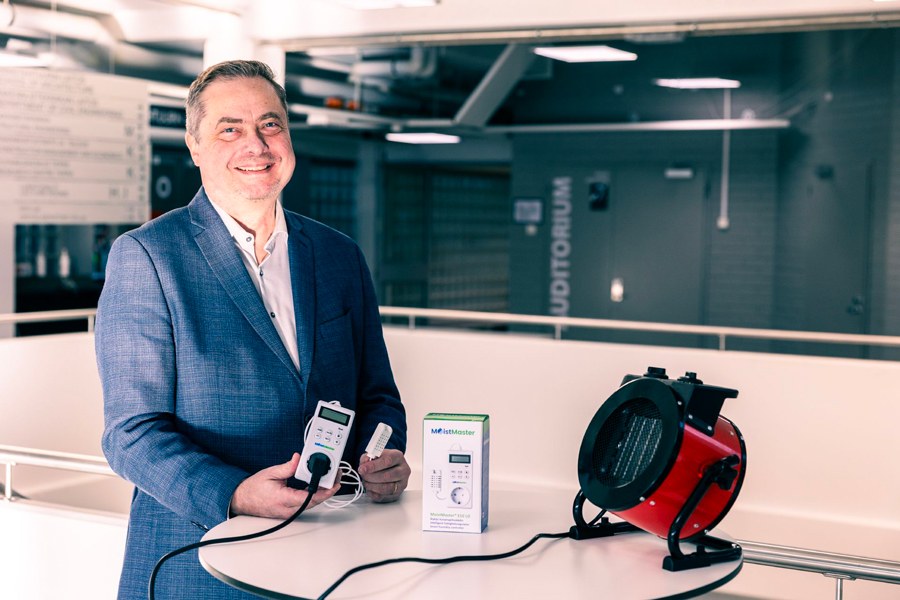 Juha Vinha esittelee kehittämäänsä kuivanapitolämmityssäädintä.