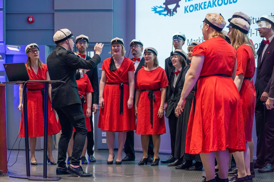 Teekkarikuoro Festian Ison salin lavalla.