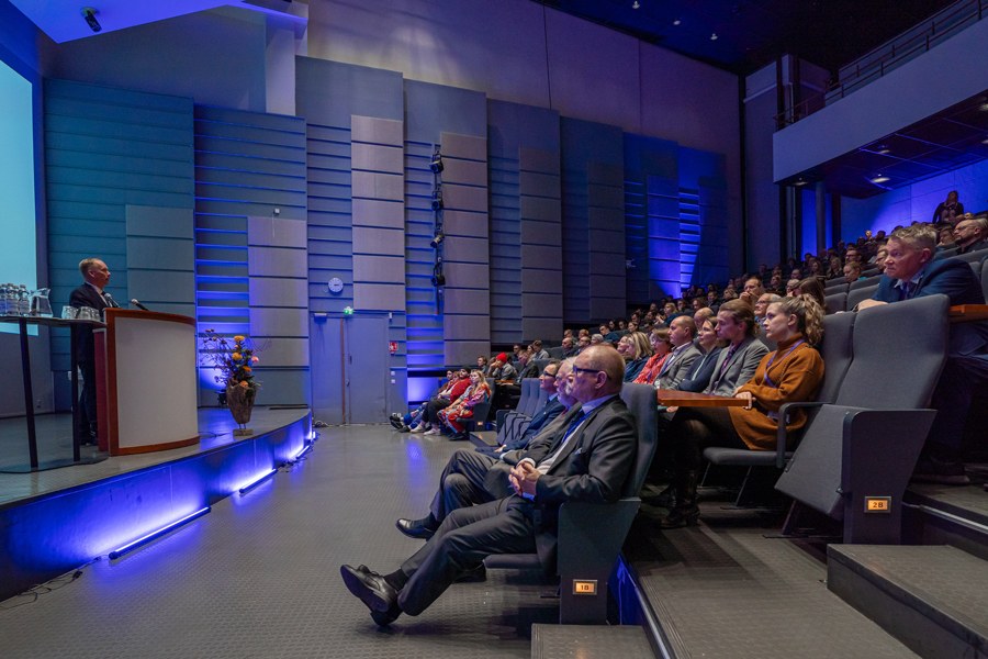 Juhlasalissa suuri yleisö. 