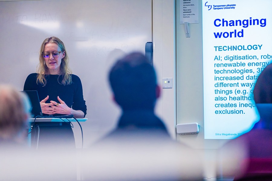 Sofie Pelsmakers puhuu yleisölle.