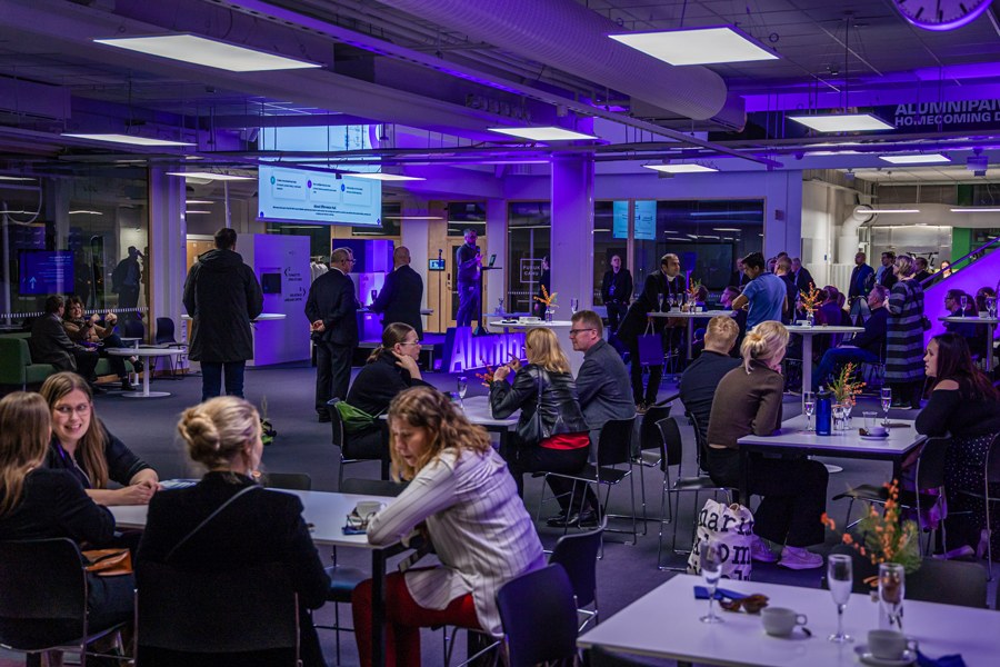 Kielikeskuksessa paljon ihmisiä keskustelemassa. 