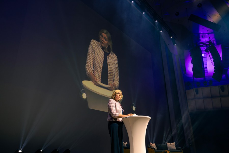 Henna Virkkunen puhuu.