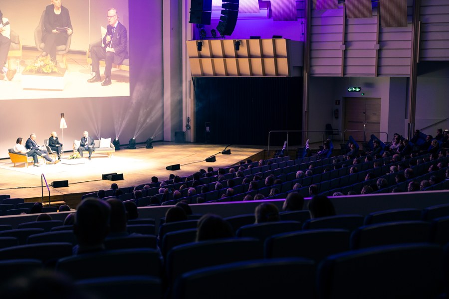 Paneelikeskustelu Tampere-talon Isossa salissa. 