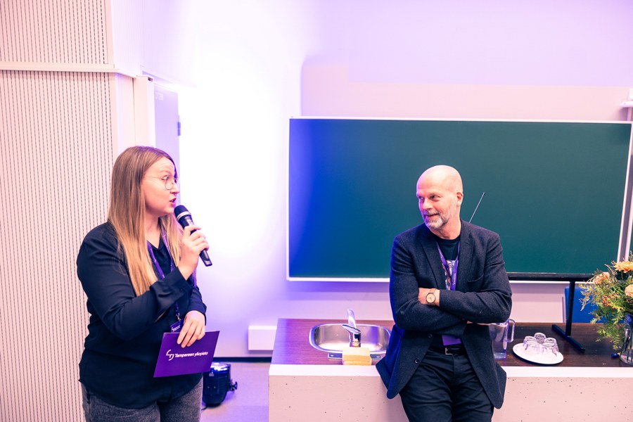 Työelämäprofessori Pasi Toivosta haastattelee Mira-Maria Heinonen. 