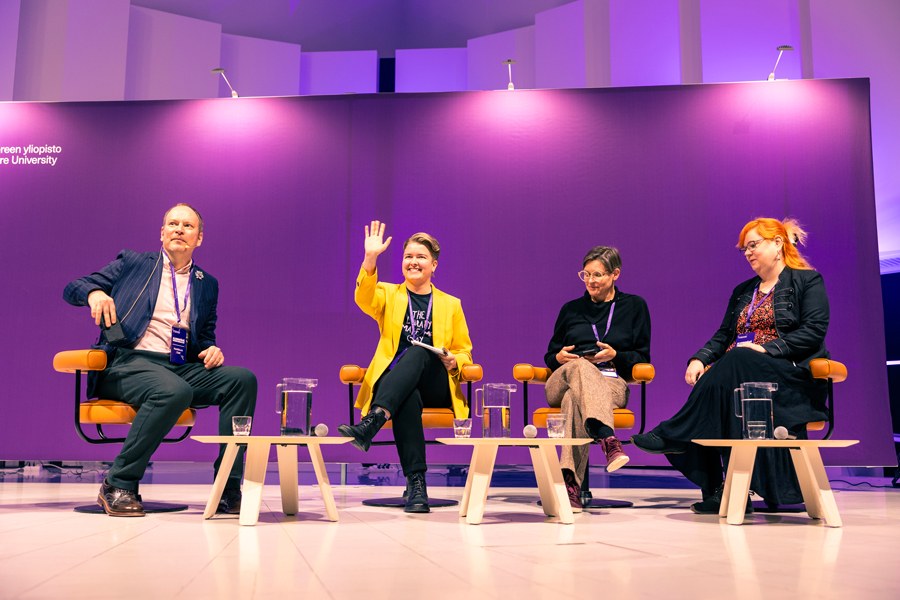 Paneelikeskustelussa neljä henkilöä. 