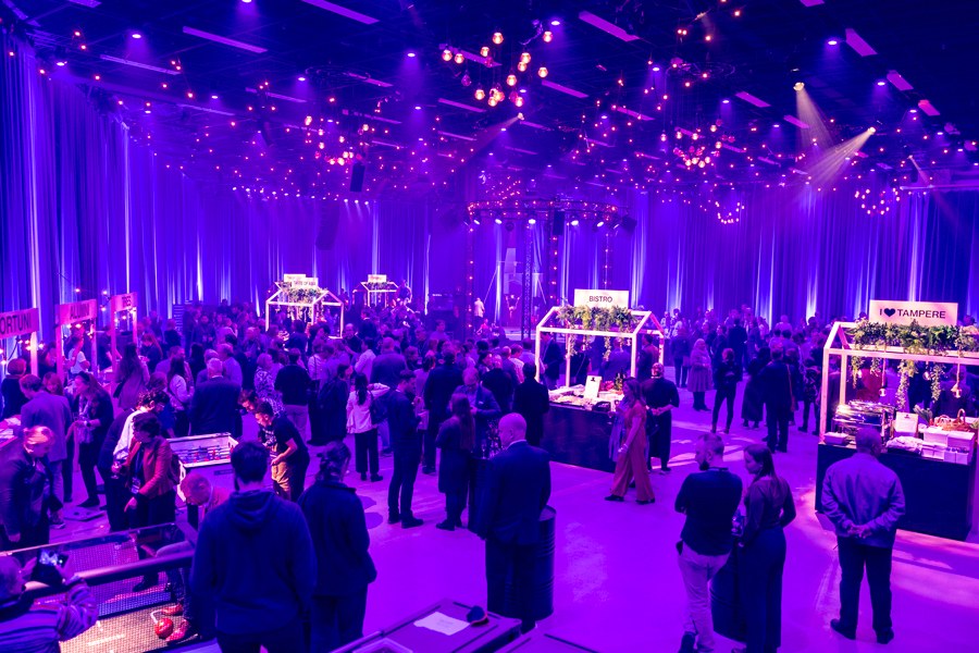 Tampere-talon Sorsapuistosali valaistuna violetilla juhlavalolla.