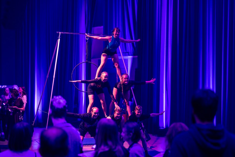 Ihmispyramidi upeassa valaistuksessa.