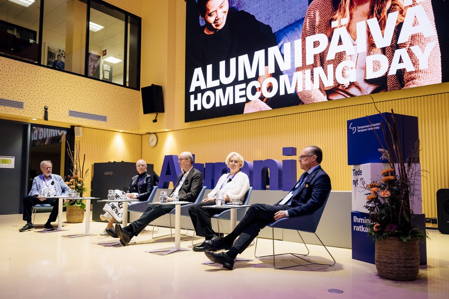 Paneelikeskustelu Arvo-rakennuksen Keltaisessa salissa. 