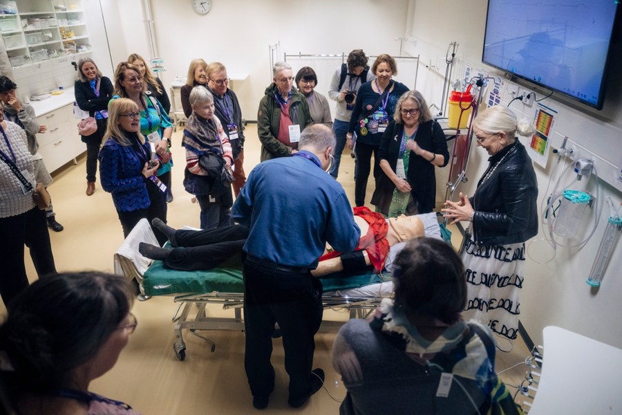 Alumneja tutustumassa Taitokeskukseen.