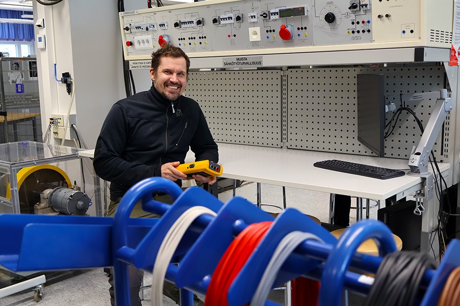 Mies sähkötekniikan laboratoriossa.