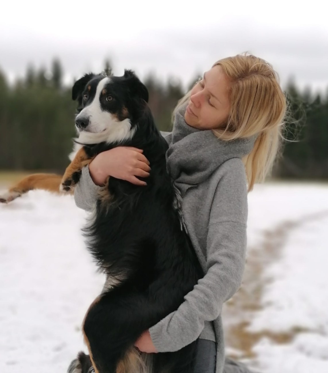 Mirva Paasonen, Rontti-koira sylissään, kuva Juho Kerppola.jpeg