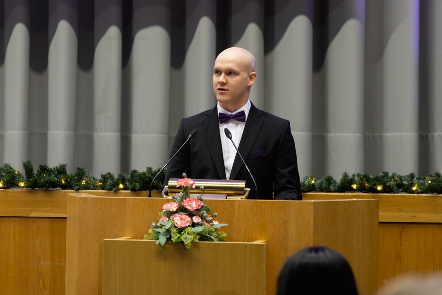 Valmistunut opiskelija Sami Paavilainen pitää puhetta TAMKin juhlasalissa.