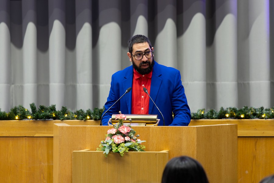 TAMKin vuoden alumni Moe Mustafa pitää puhetta juhlasalissa.