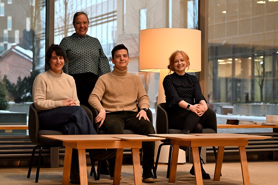 Ihmisiä ryhmäkuvassa.