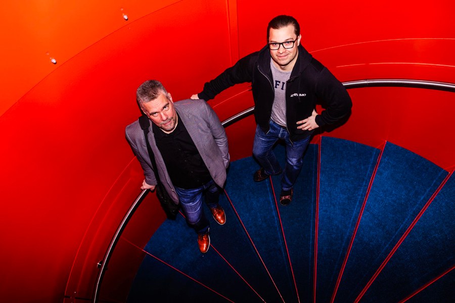 Sami Pajunen ja Lassi-Pekka Taskinen Kampusareenan punaisessa portaikossa.