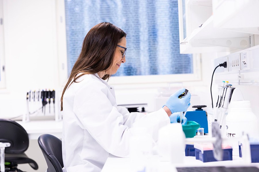 Minna-Liisa Änkö laboratoriossa.