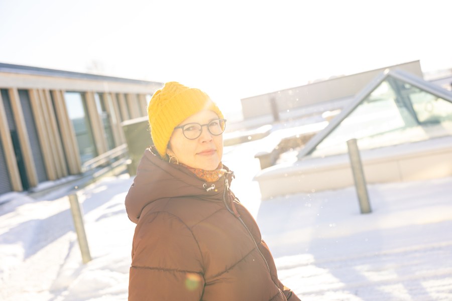 Leena Forma ulkoilmassa.