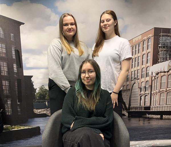 Kolme nuorta naista podcast-studiossa. 