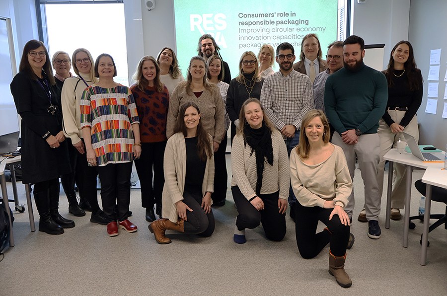 Ryhmäkuva ihmisistä luokkatilassa. 