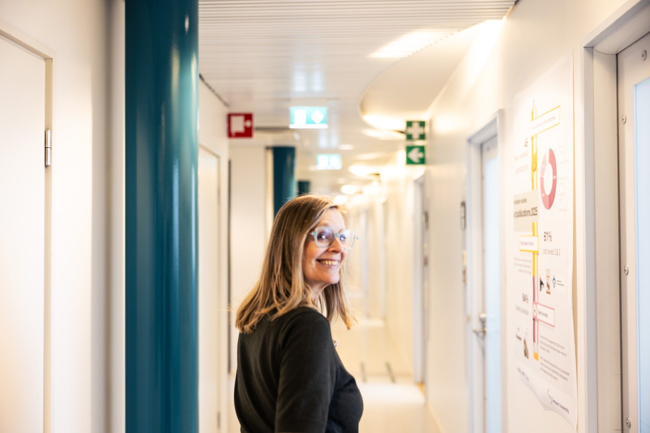 Kaarina Nikunen Pinni B -rakennuksen käytävällä