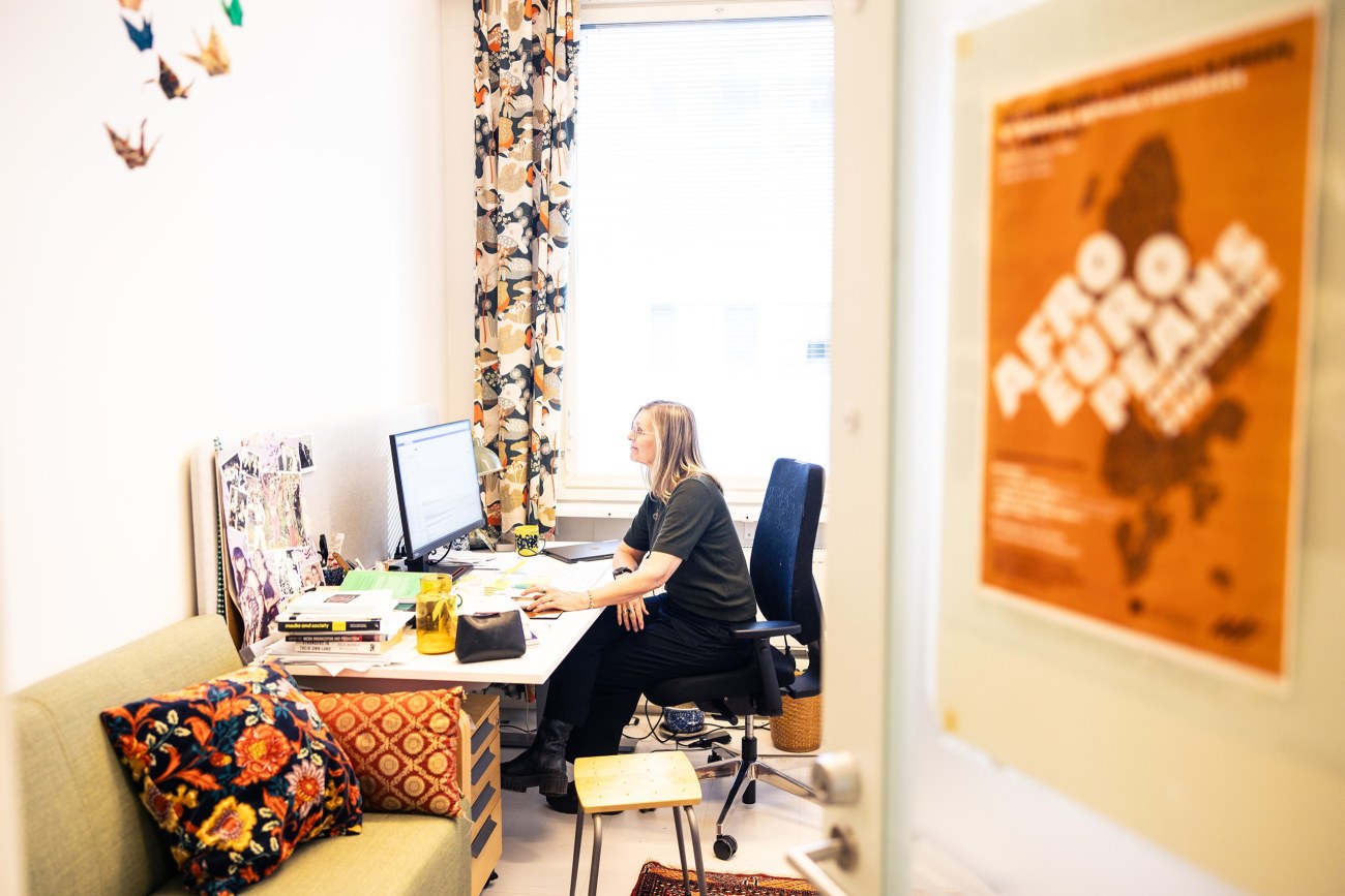 Kaarina Nikunen työhuoneessaan