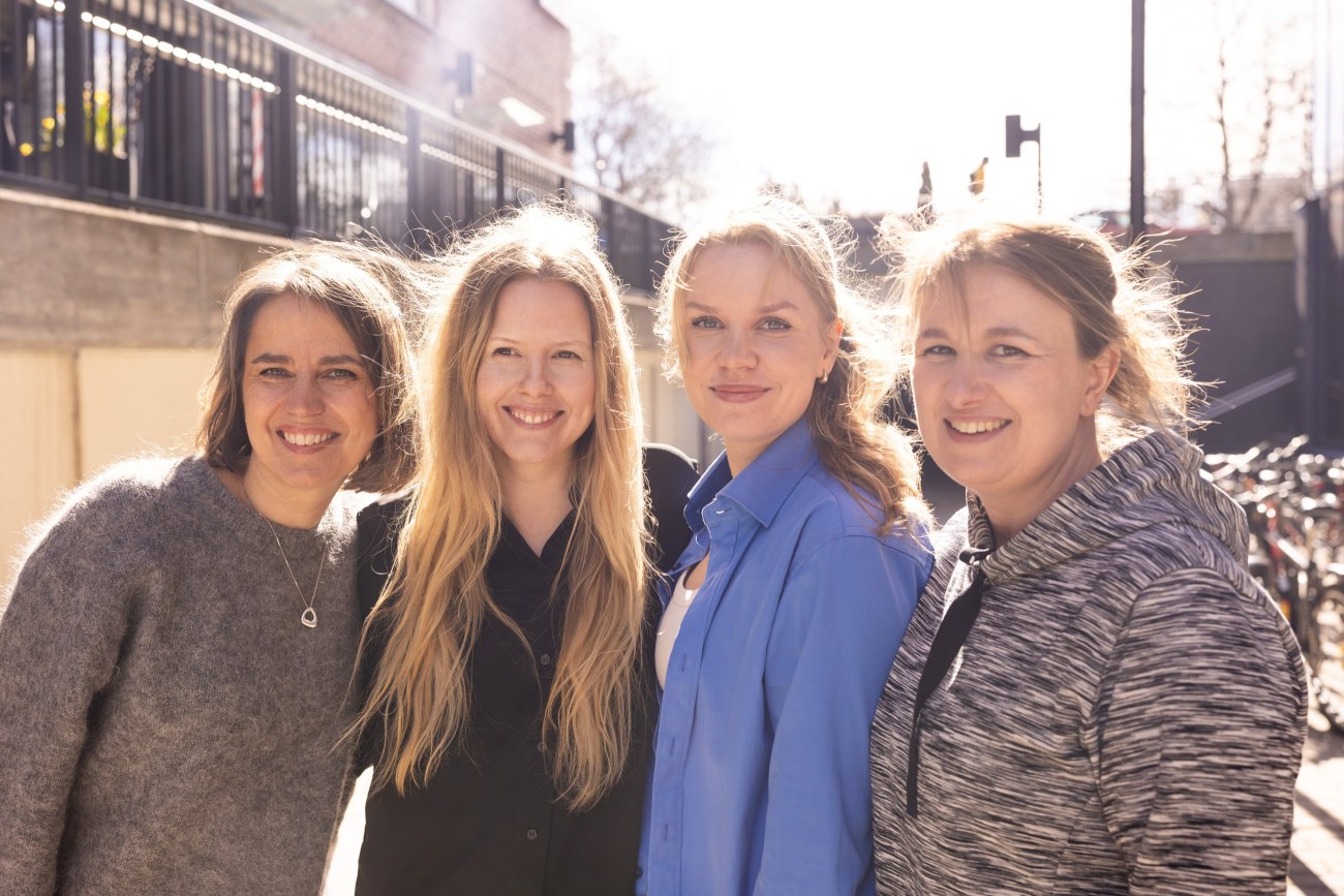 Neljä ihmistä ryhmäkuvassa.