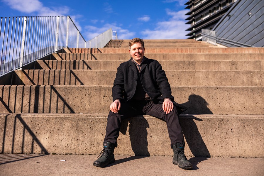 Mikko Kanerva istuu Kampusareenan portailla.